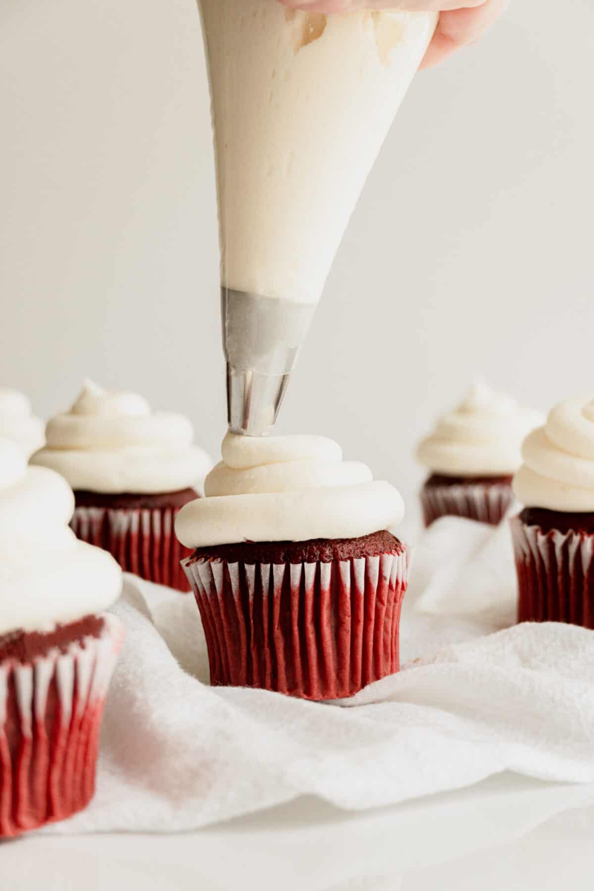 piping-red-velvet-cupcake-with-vanilla-buttercream-frosting.