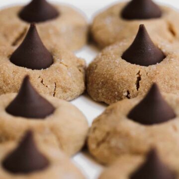 rows-of-peanut-butter-blossom-cookies.