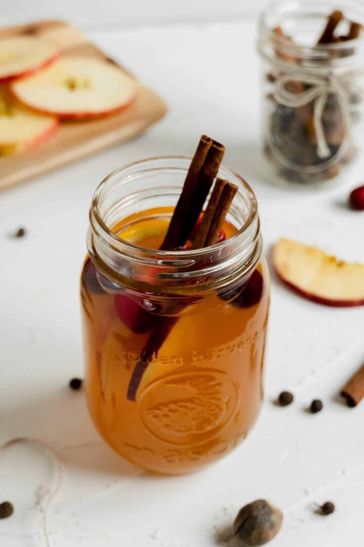 crockpot-apple-cider-in-mason-jar.