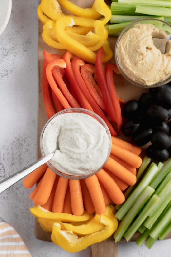 creamy-dill-veggie-dip-recipe-with-sour-cream-and-veggies.