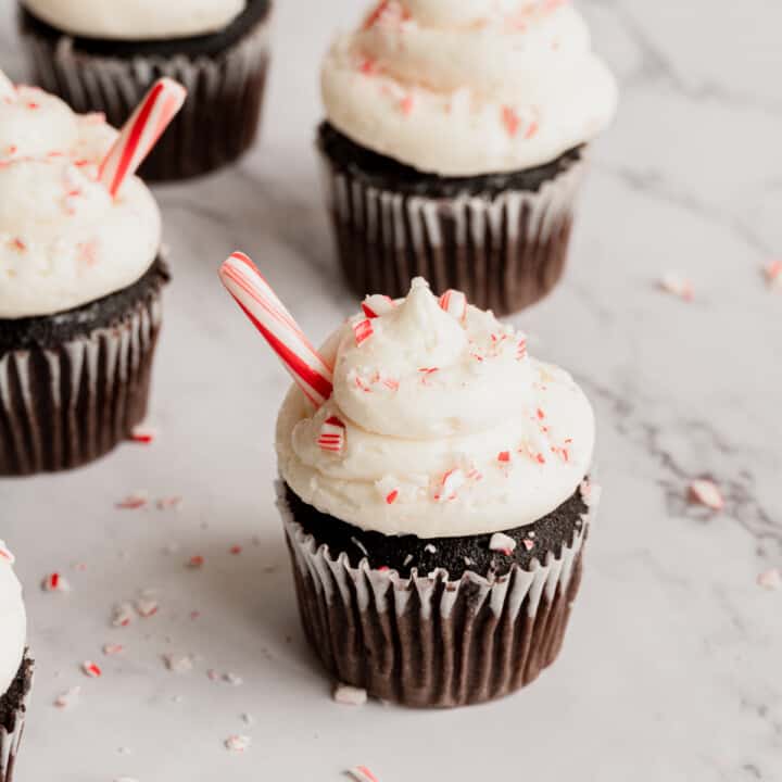 chocolate-candy-cane-winter-cupcakes-featured.