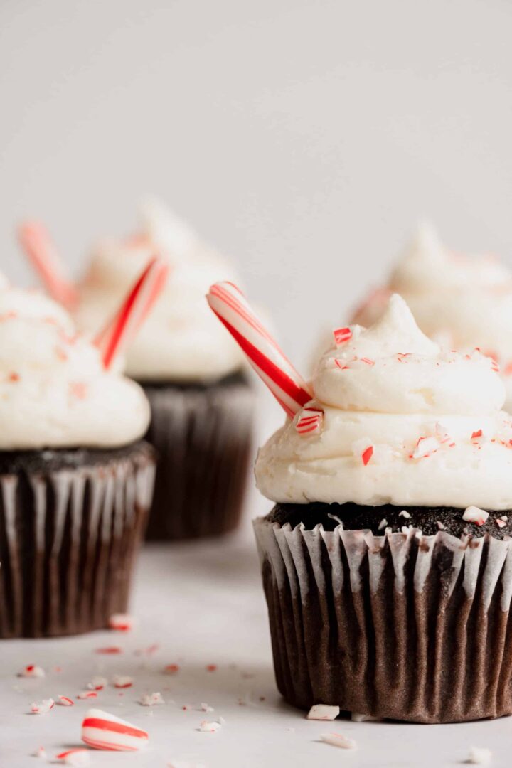 chocolate-candy-cane-winter-cupcakes-with-buttercream.