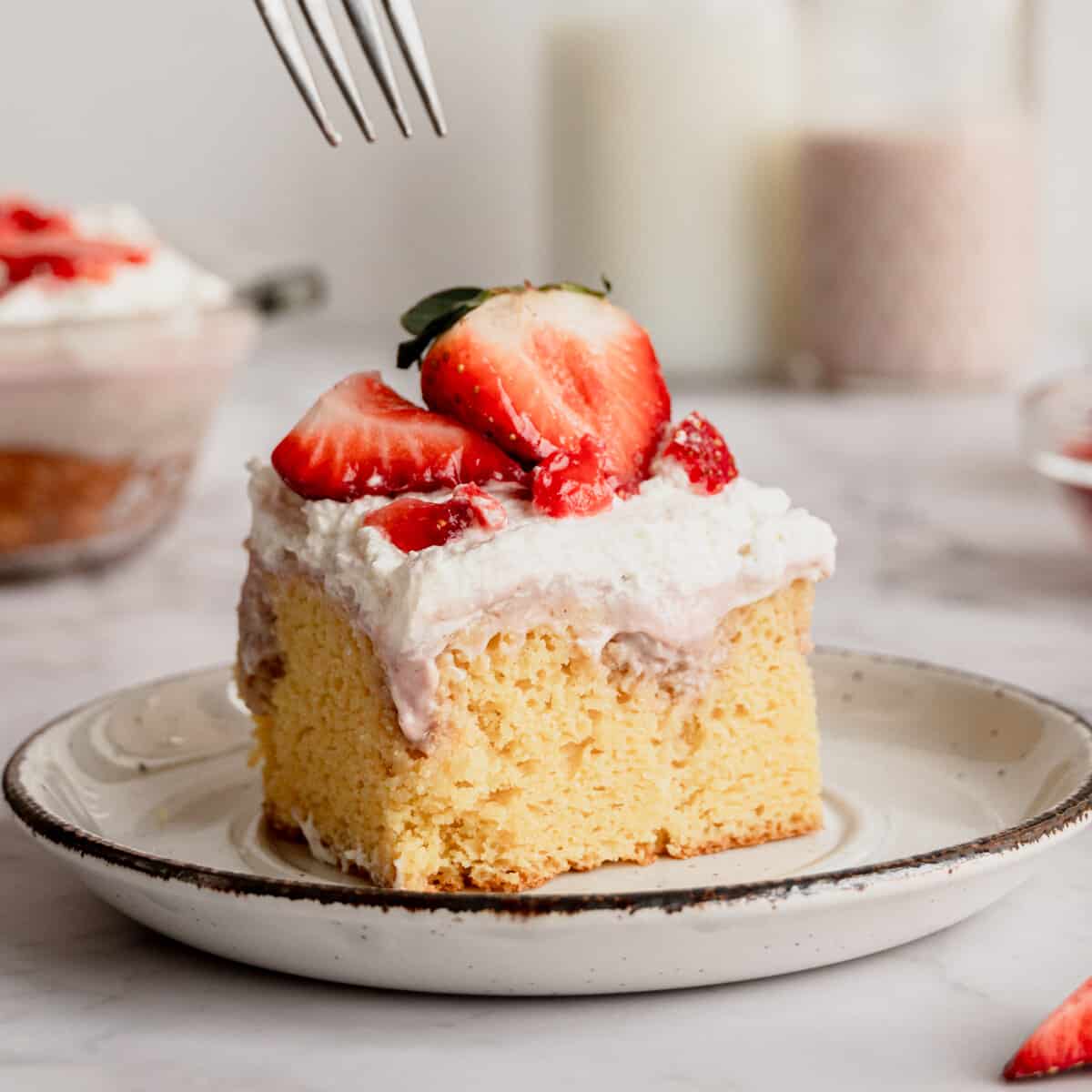 strawberry-whipped-cream-cake-featured.