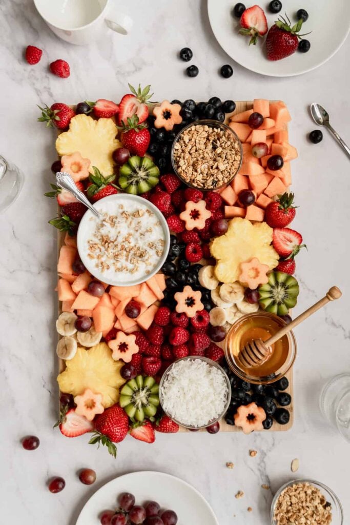 https://thecurlyspoonblog.com/wp-content/uploads/2022/05/breakfast-brunch-fruit-platter-ideas-1-683x1024.jpg