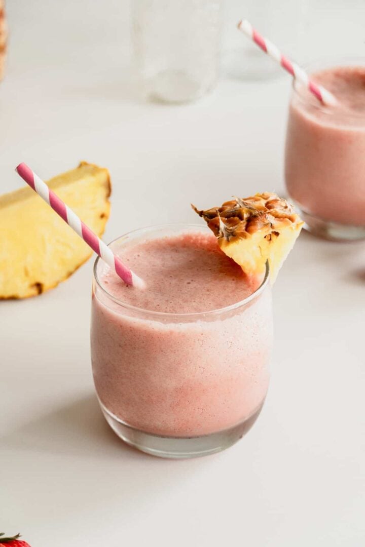 smoothie-king-copycat-recipe-pineapple-surf-with-straw.