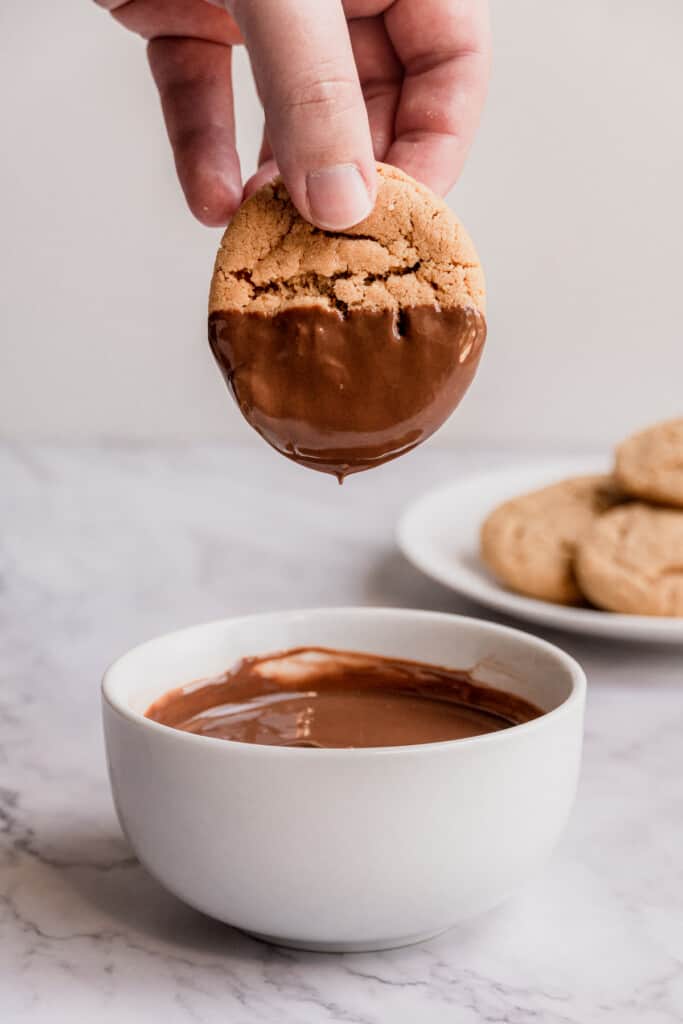 peanut-butter-cookies-dipped-in-nutella.