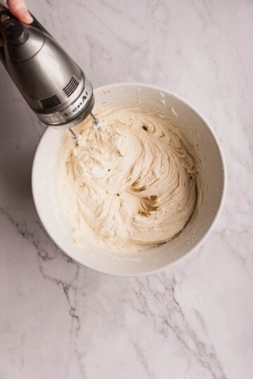 browned-butter-cream-cheese-frosting-with-maple.