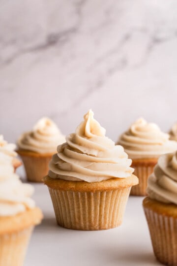 maple-bacon-cupcakes-with-frosting.
