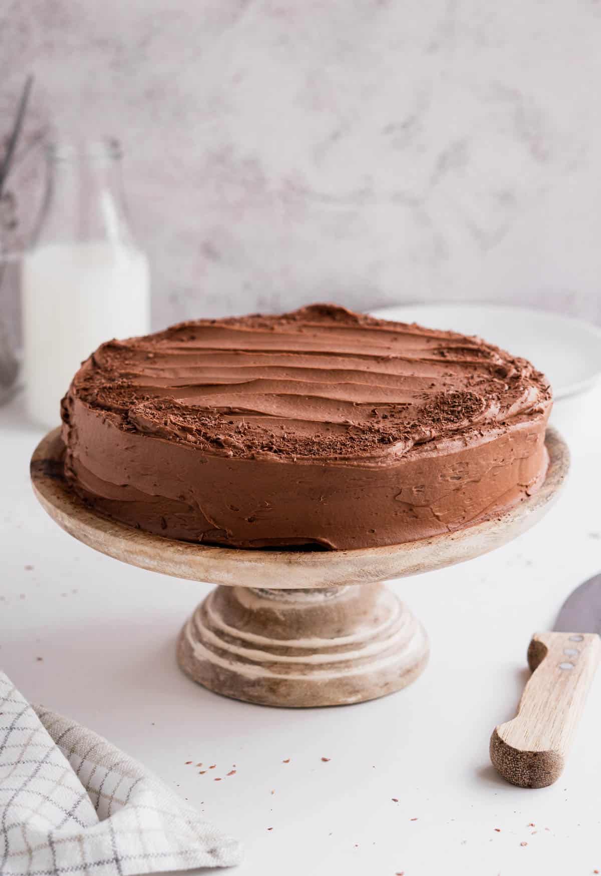 easy-chocolate-fudge-cake-on-cake-stand.
