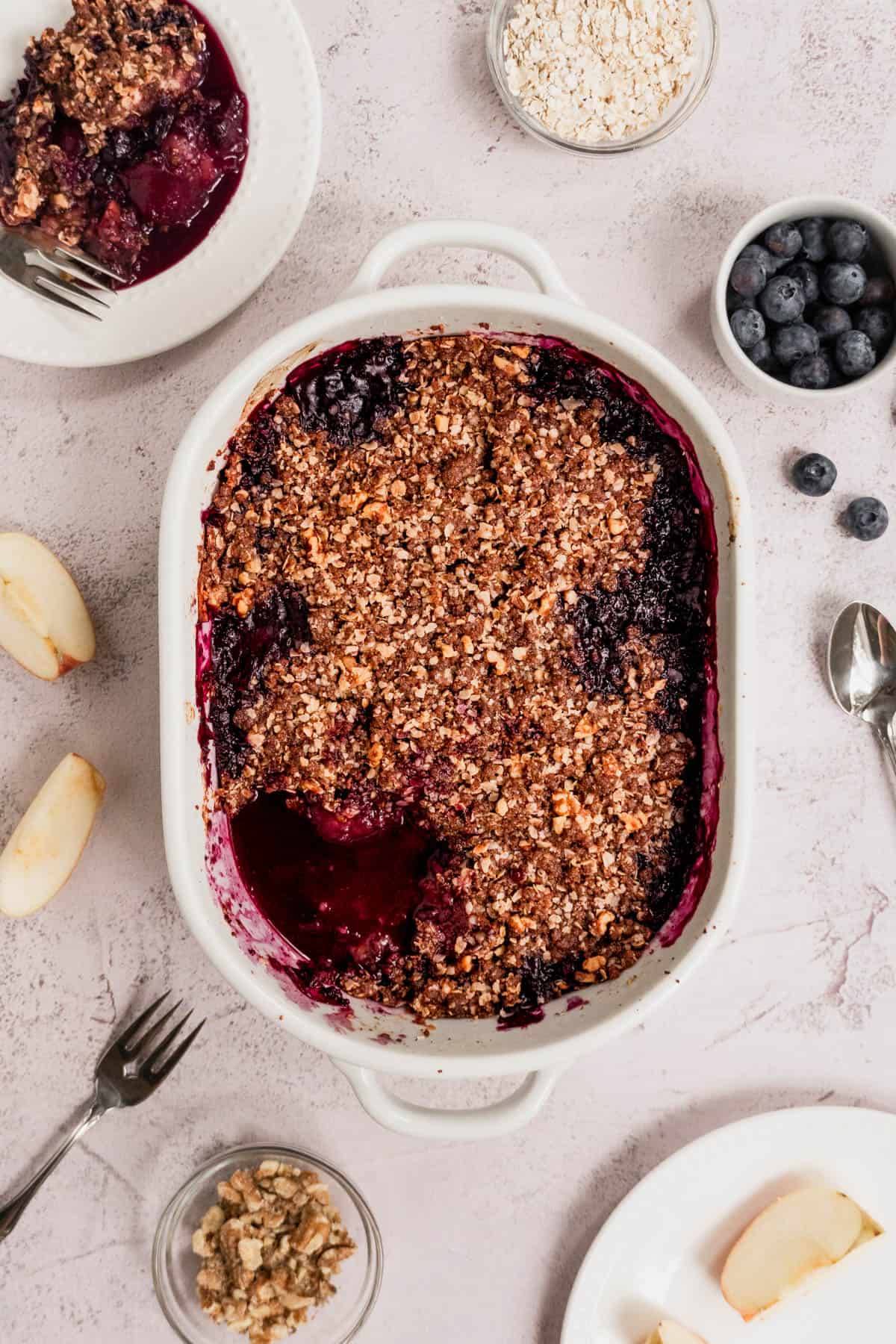 apple-and-blueberry-crumble-in-baking-pan.