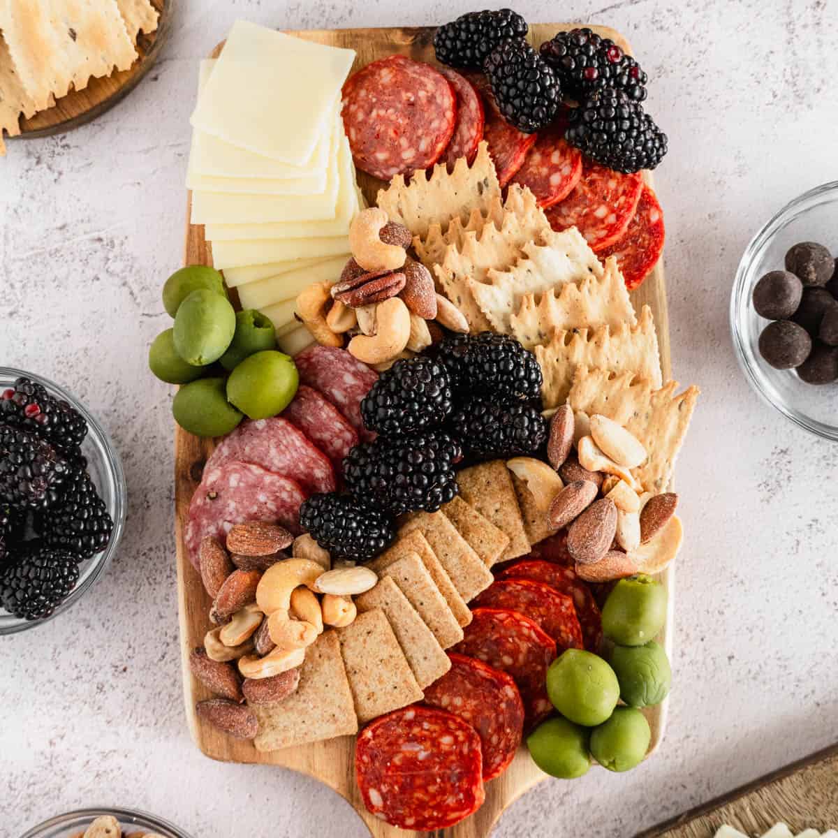 how-to-eat-a-charcuterie-board-featured.