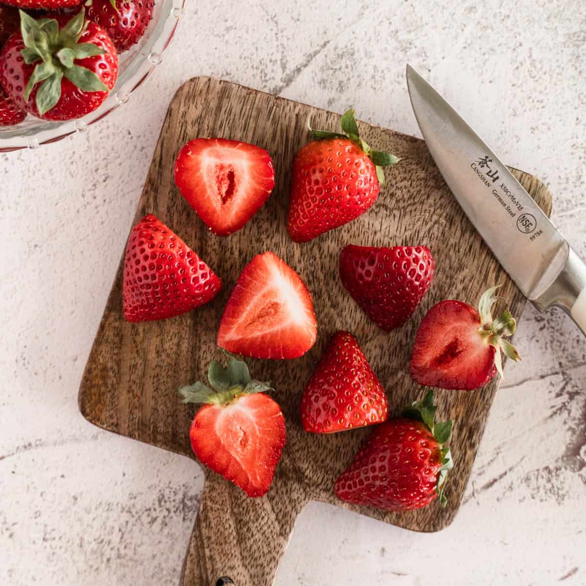 how-to-cut-strawberries-for-charcuterie-featured.