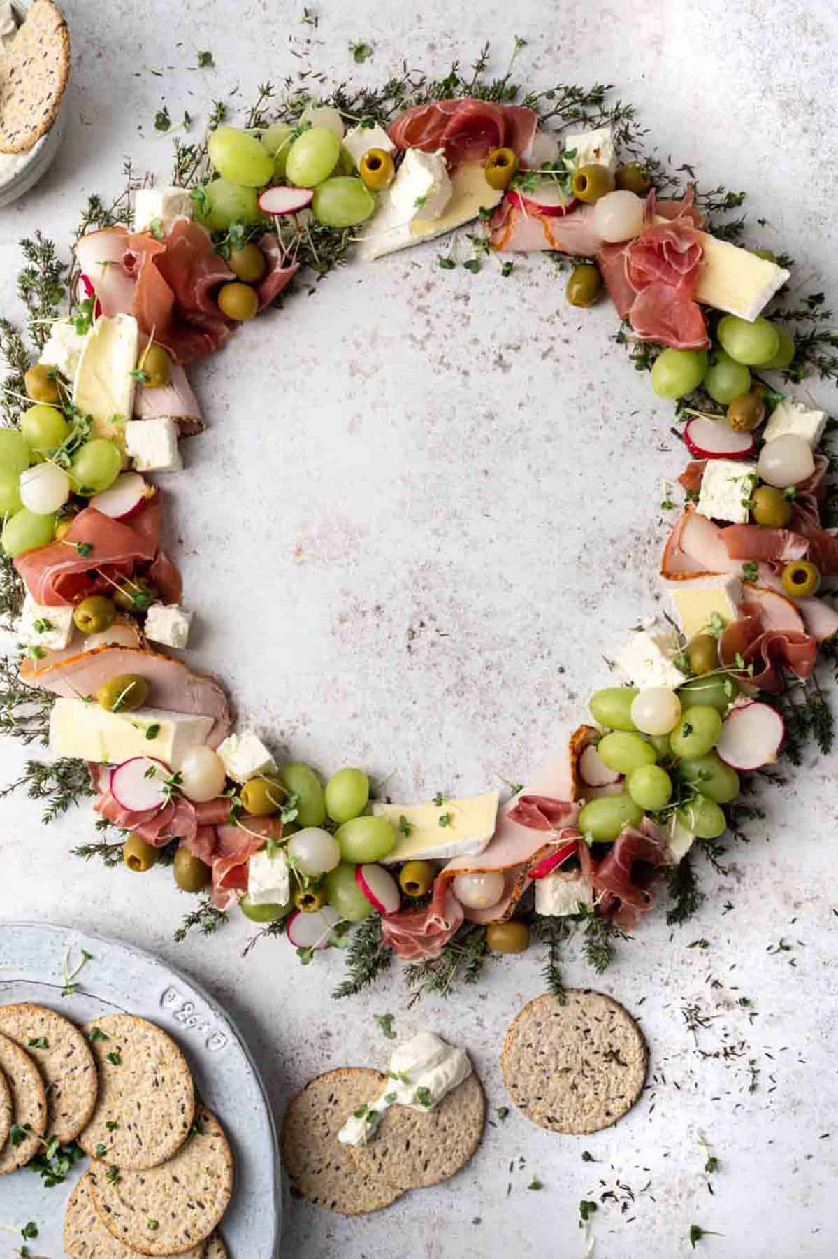 simple-meat-and-cheese-wreath-charcuterie-wreath-recipe.