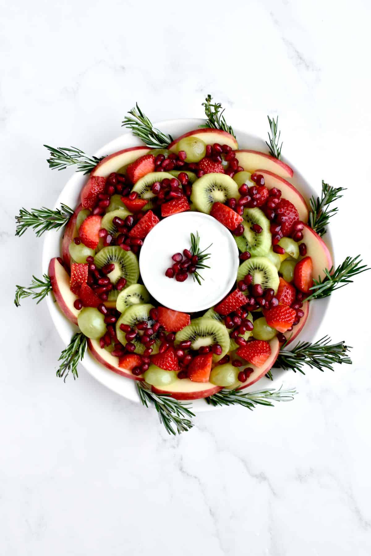 elegant-christmas-wreath-fruit-platter.
